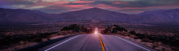 砂漠の高速道路の夕暮れ - desert road road highway california ストックフォトと画像