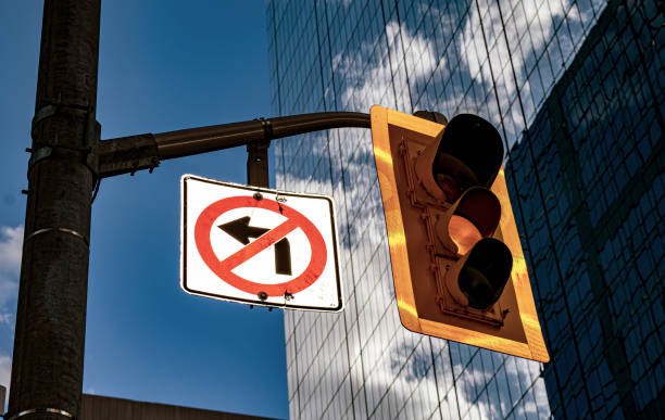 semáforo amarillo y señal de tráfico (toronto) - canada urban scene stoplight clear sky fotografías e imágenes de stock