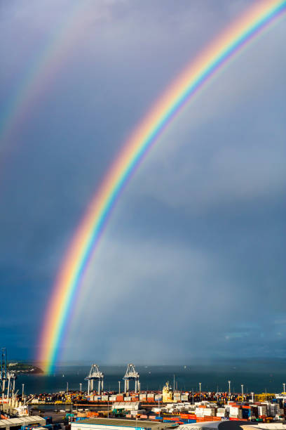 arcobaleno sui porti della città di auckland - rainbow harbor foto e immagini stock
