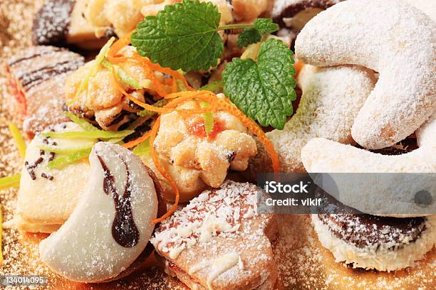 Foto de Variedade De Biscoitos De Natal e mais fotos de stock de Alimentação Não-saudável - Alimentação Não-saudável, Assado no Forno, Baunilha - Condimento