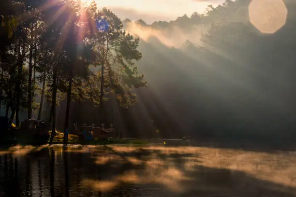 Photo of Background blur bright morning light at Pang Ung, Thailand is a tourist place where people come to vacation in the winter. Because the cold causes steam to rise above the surface.And is a popular. Concept Travel