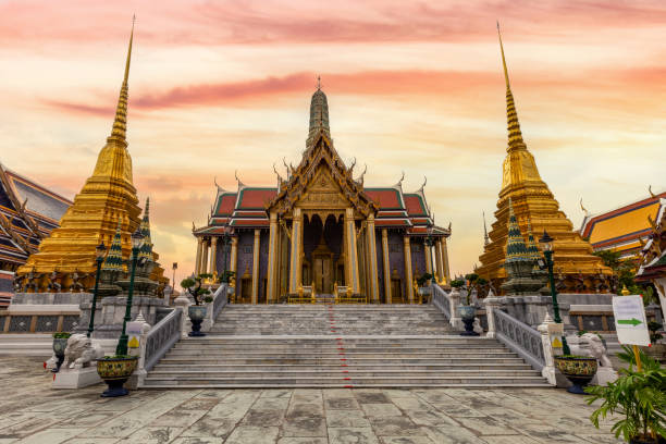 świątynia szmaragdowego buddy lub świątynia wat phra kaew, bangkok, tajlandia - sanam luang park zdjęcia i obrazy z banku zdjęć