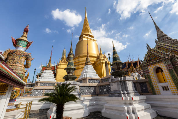 templo del buda de esmeralda o templo wat phra kaew, bangkok, tailandia - sanam luang park fotografías e imágenes de stock