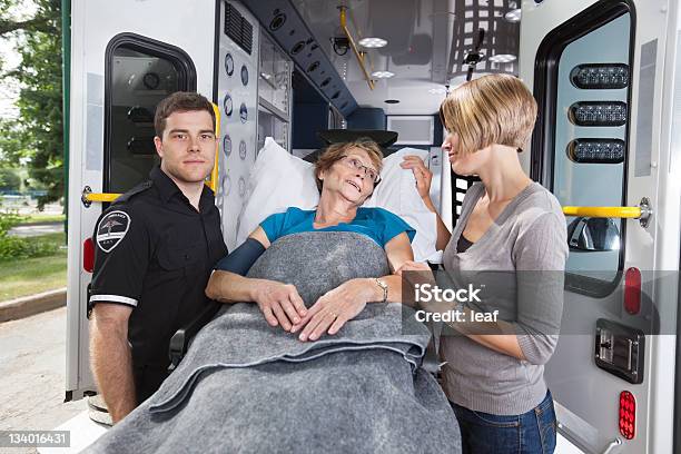 Personas Mayores Cuidados De Emergencia Foto de stock y más banco de imágenes de Ambulancia - Ambulancia, Tercera edad, 70-79 años