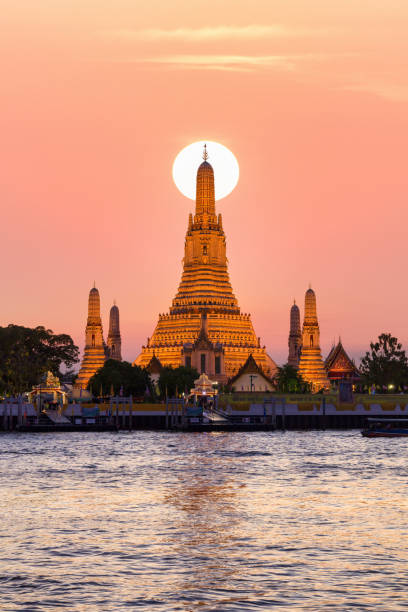 wat arun (tempio dell'alba) e il fiume chao phraya, bangkok, thailandia - bangkok thailand skyline night foto e immagini stock