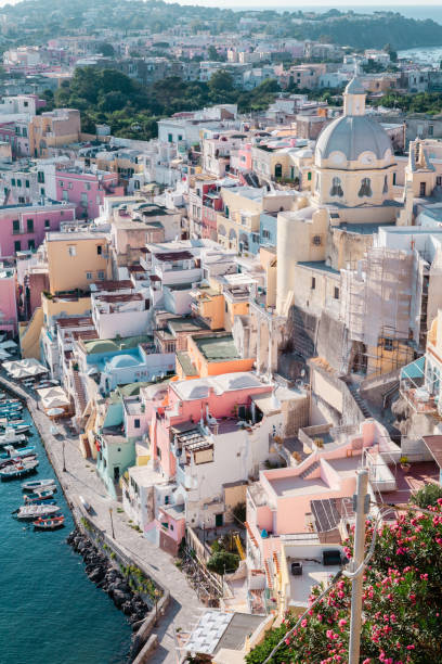 プロチダ島、夕暮れ時の漁師村 - ischia island campania nautical vessel harbor ストックフォトと画像