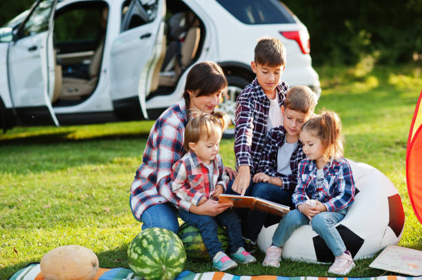 famiglia che trascorre del tempo insieme - 12 23 mesi foto e immagini stock