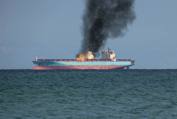 incendio a bordo de un petrolero en el mar. - supertanker fotografías e imágenes de stock