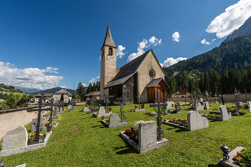 Small Church of San Vito (Kirche St. Veit) with cemetery, in Braies Valley (Val di Braies), Braies or Prags municipality, Fanes-Senes-Braies nature park, Pusteria valley, Dolomites, South Tyrol, Trentino-Alto Adige, Bolzano province, Italy, Europe.