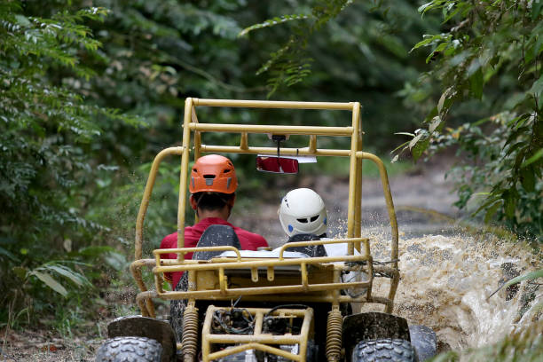 Un quad à l'arrêt plein de boue pendant un enduro