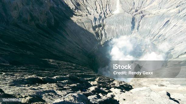 Krater Góry Bromo - zdjęcia stockowe i więcej obrazów Kierunki podróży - Kierunki podróży, Mt Semeru, Surabaja