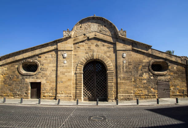 o portão famagusta situado nas muralhas venezianas em nicosia, chipre - famagusta - fotografias e filmes do acervo