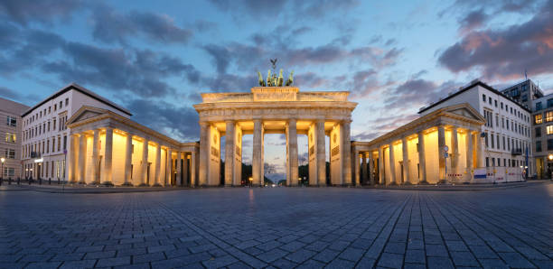 porte de brandebourg au crépuscule à berlin - berlin germany urban road panoramic germany photos et images de collection