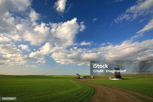 Photo libre de droit de Prairie Pumpjack banque d'images et plus d'images libres de droit de Espace de rangement - Espace de rangement, Géologie, Printemps