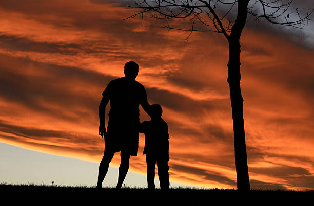 pai e filho de ligação - standing family golf loving - fotografias e filmes do acervo