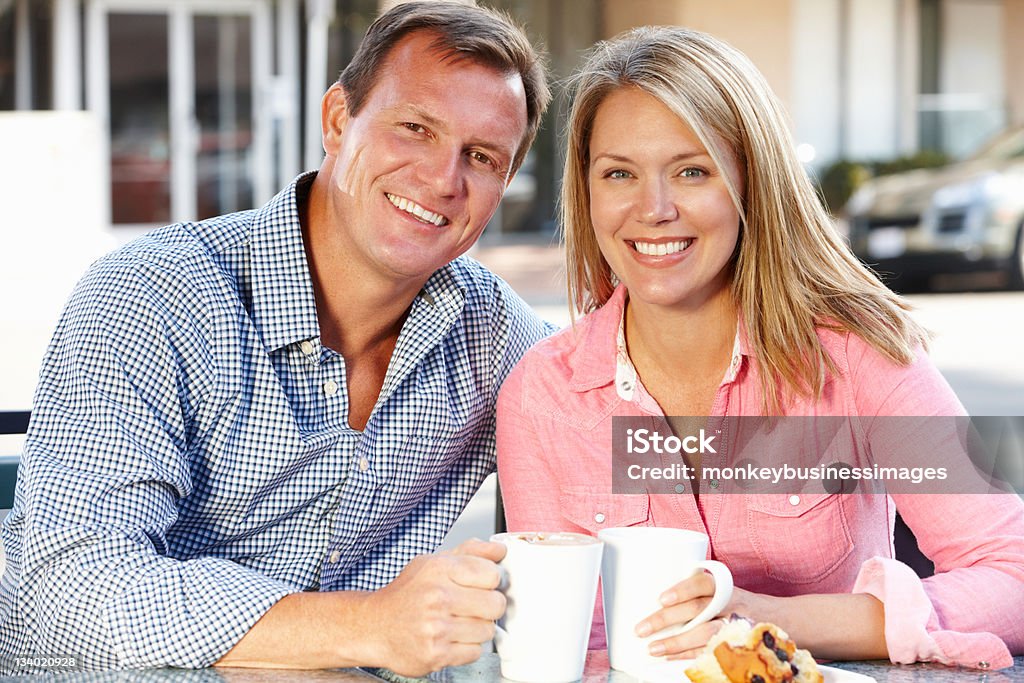 Couple assis sur le sidewalk café - Photo de Adulte libre de droits