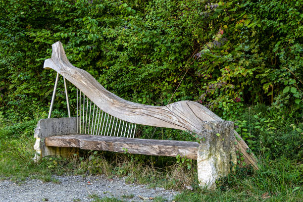 stilvolle bank in essing an der altmühl unterhalb der ruine der burg randeck, bayern, deutschland - essing stock-fotos und bilder