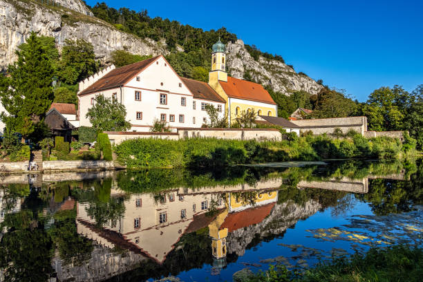 sonnenuntergangsansicht von essing am fluss altmuehl in bayern, deutschland - essing stock-fotos und bilder