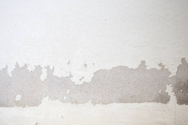 剥離塗料と抽象古い白いコンクリートの壁 - peeling paint wall white ストックフォトと画像