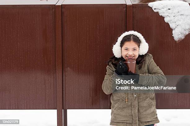 Foto de Garota Jovem Beber Chocolate Quente Em Dia De Neve e mais fotos de stock de Criança - Criança, Chocolate quente, Beber