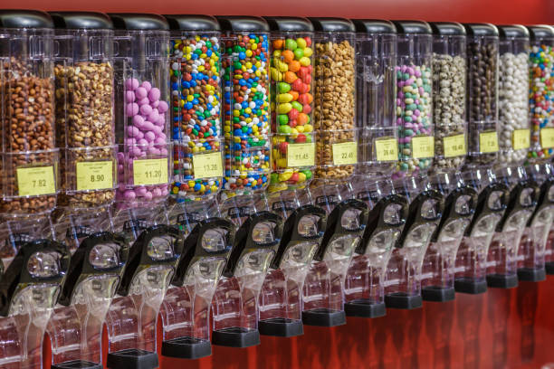 pílulas coloridas de chocolate. máquina de chicletes cheia de pílulas e drogas. doce conceito de foto de comida. - vending machine fotos - fotografias e filmes do acervo