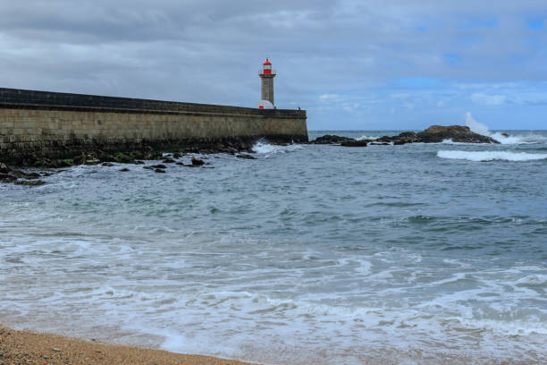 felgueiras leuchtturm auf einem wellenbrecher von foz do douro bezirk von porto stadt - atlantic coast flash stock-fotos und bilder