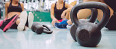 schwarze-eiserne-kettlebell-auf-dem-boden-des-fitnesscenters.jpg?b=1&s=170x170&k=20&c=ayIKT137BAR5ugpMyL2yHGO3m6F0yF5RbKuCdmGW5LY=