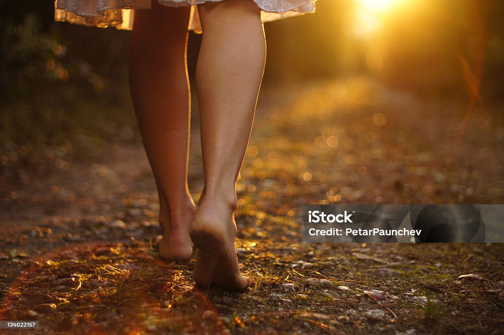 View of young woman's legs pasos en el camino de la suciedad - Foto de stock de Tierra libre de derechos