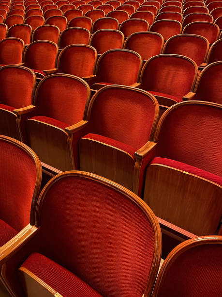 rząd starych drewnianych czerwonych krzeseł w operze - movie theater theatrical performance stage theater austria zdjęcia i obrazy z banku zdjęć