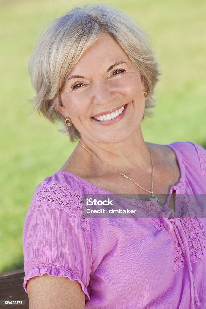 Portrait de femme âgée heureuse en plein air - Photo de Adulte libre de droits