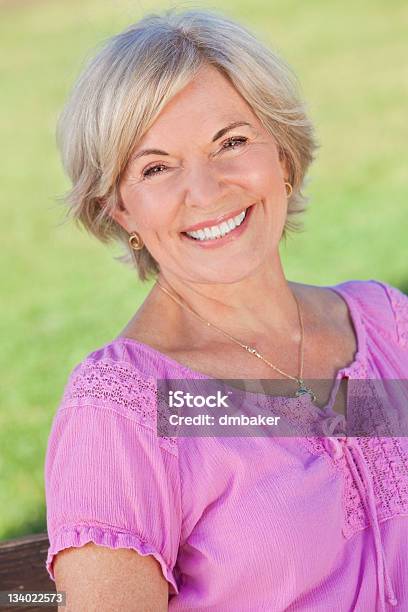 Photo libre de droit de Portrait De Femme Âgée Heureuse En Plein Air banque d'images et plus d'images libres de droit de Adulte - Adulte, Assis, Beauté