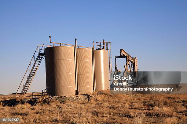 Foto de Bombagem De Petróleo No Leste De Utah e mais fotos de stock de Abastecer - Abastecer, Combustível fóssil, Desenvolvimento