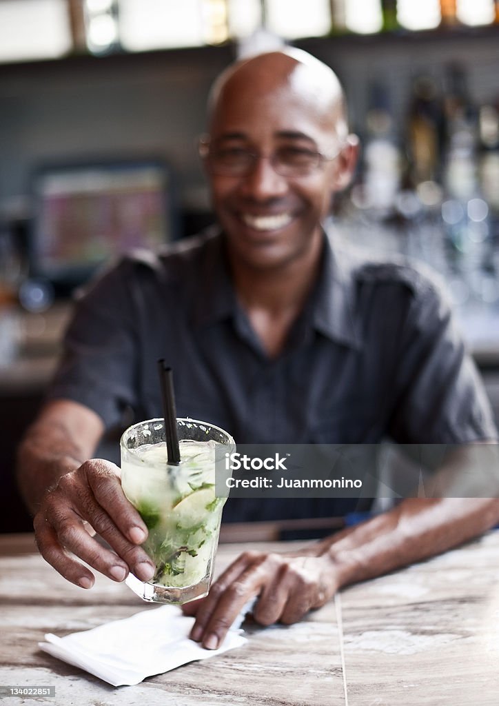 El barman sirve un mojito - Foto de stock de Restaurante libre de derechos