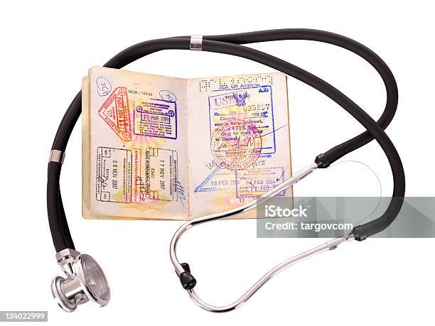 Médico Con Un Estetoscopio Vida Y En Su Pasaporte Foto de stock y más banco de imágenes de Abierto - Abierto, Asistencia sanitaria y medicina, Conceptos