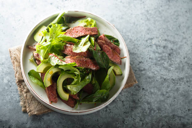 sałatka ze steku wołowej - arugula cooked spice lettuce zdjęcia i obrazy z banku zdjęć