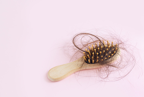 Cepillo para el cabello con pérdida de cabello Concepto de problema de pérdida de cabello photo
