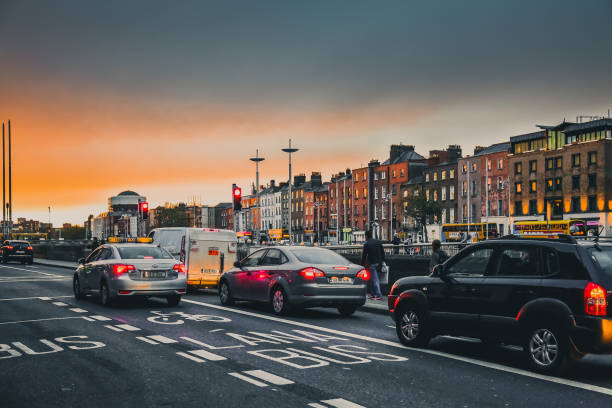 traffic in dublin at sunset - dublin ireland brick built structure building exterior imagens e fotografias de stock