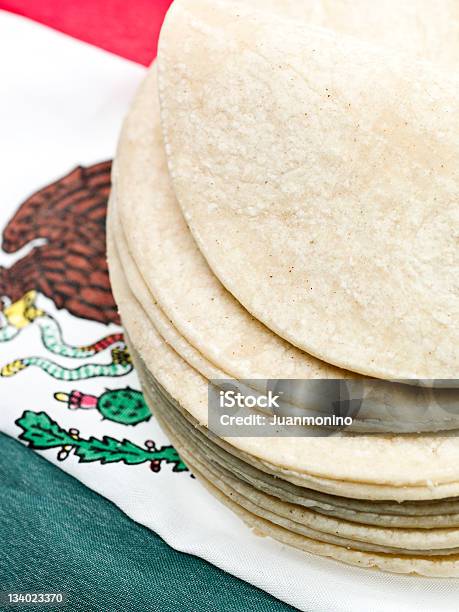 Una Pila De Tortillas Mexicana Maíz Foto de stock y más banco de imágenes de Alimento - Alimento, Bandera, Bandera mexicana