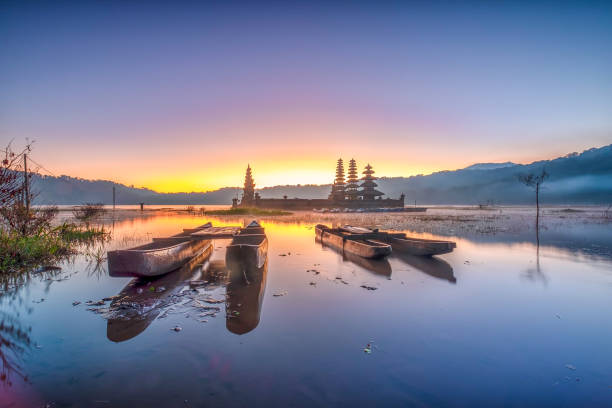 mañana brumosa en el lago tamblingan, bali, indonesia - bali indonesia temple travel fotografías e imágenes de stock