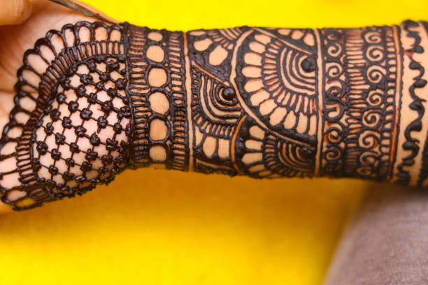 ein wunderschönes mehandi-design zur hand - henna tattoo stock-fotos und bilder