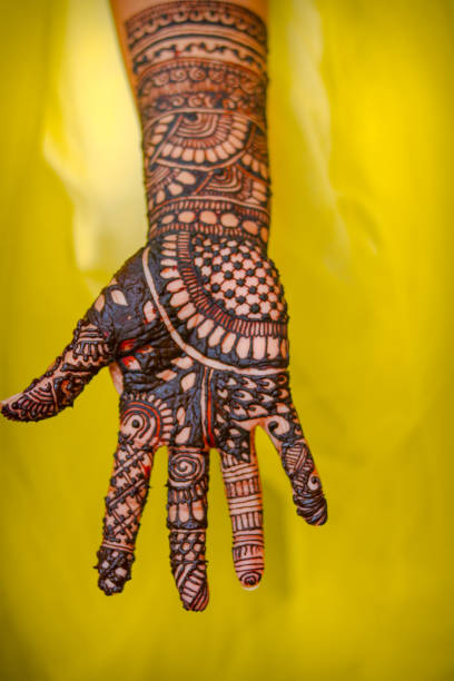 ein wunderschönes mehandi-design zur hand - henna tattoo stock-fotos und bilder