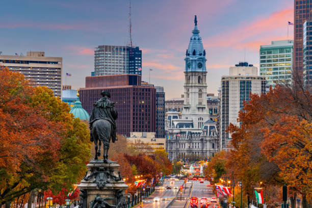 philadelphia, pennsylvania, usa mit blick auf den benjamin franklin parkway - pennsylvania stock-fotos und bilder