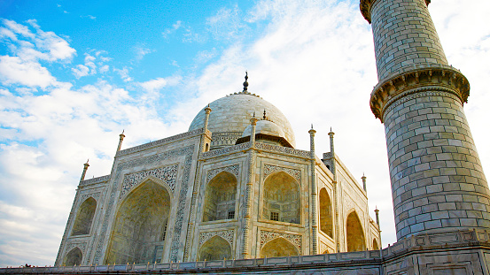 The grand marble tomb Taj Mahal in its picturesque setting.