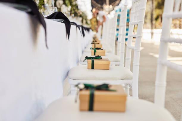 photo d’un coffret cadeau sur une chaise lors d’une réception de mariage - box lunch photos et images de collection