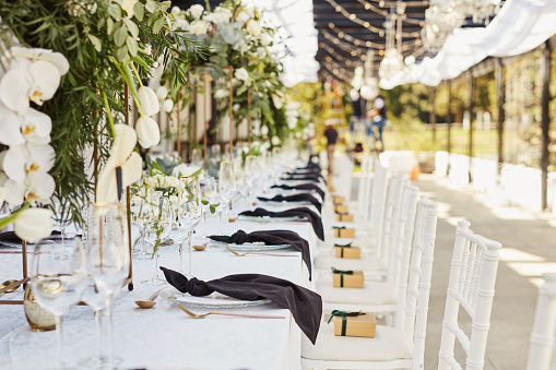 Foto de una mesa elegantemente decorada en una recepción de boda photo