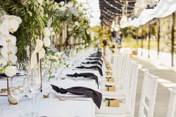 scatto di un tavolo elegantemente decorato ad un ricevimento di nozze - ricevimento di nozze foto e immagini stock