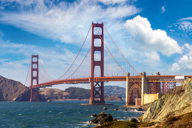 golden gate bridge in san francisco - golden gate bridge san francisco county san francisco bay bay stock-fotos und bilder