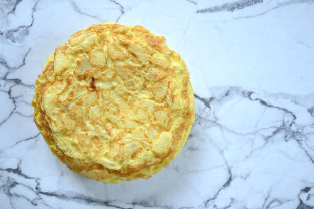 sopra la testa della frittata spagnola (tortilla de patatas) sulla superficie del marmo con spazio di copia - tortilla de patatas foto e immagini stock