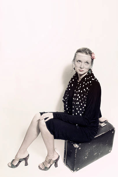mulher bonita em estilo retro sentado em uma antiga mala - polka dot suitcase retro revival women - fotografias e filmes do acervo