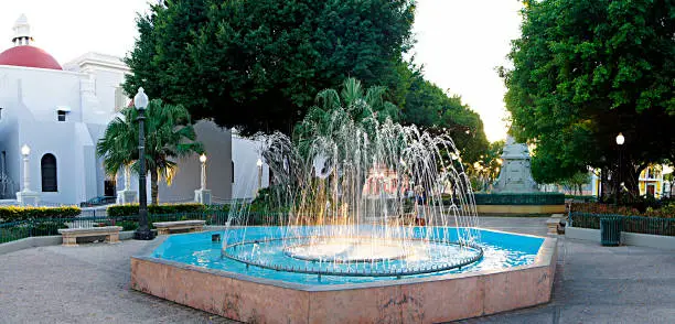 Las Delicias Square is a park and social meeting center located in front of the Mayor's House of the Municipality of Ponce